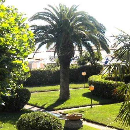 Three-room In Bordering The Beach Сasa de vacaciones